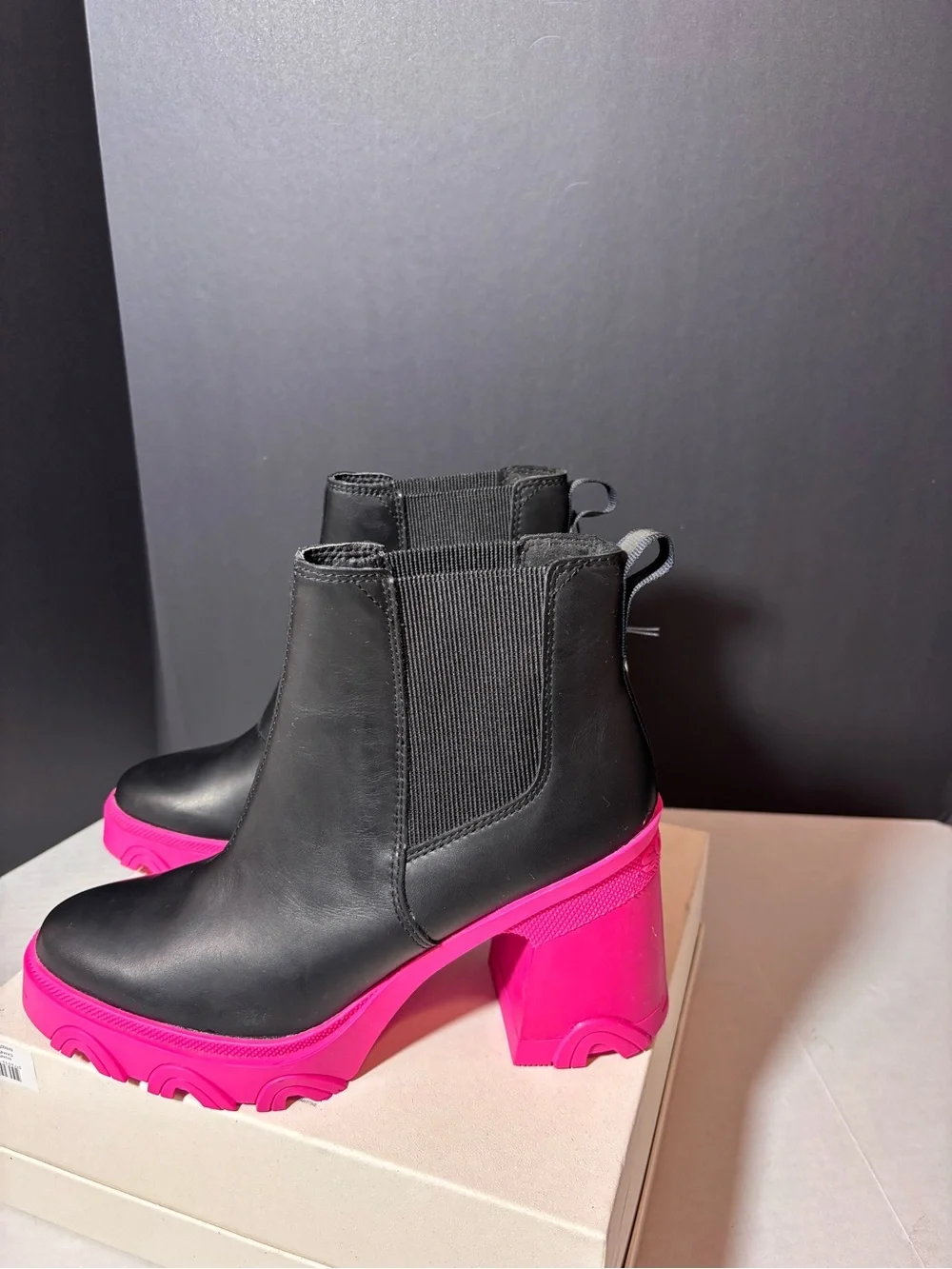SOREL Brex Heel Chelsea Boots NWT Black Leather Hot Pink Sole Size 8.5